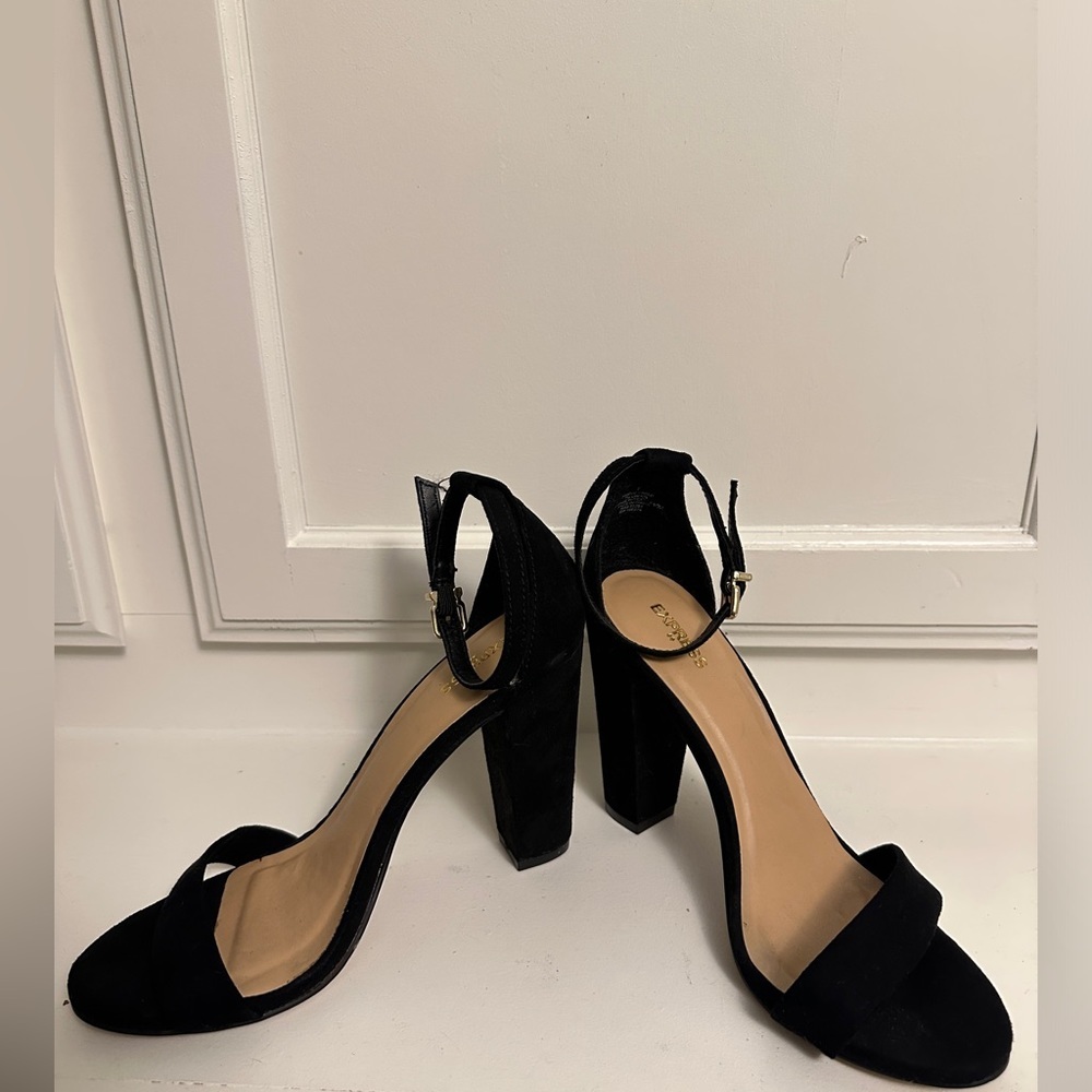 Express Buckle Block Chunky Opened Toe Strap Heels - Picture 4 of 5